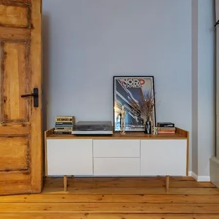 Апартаменты Design With Vintage Twist In Central